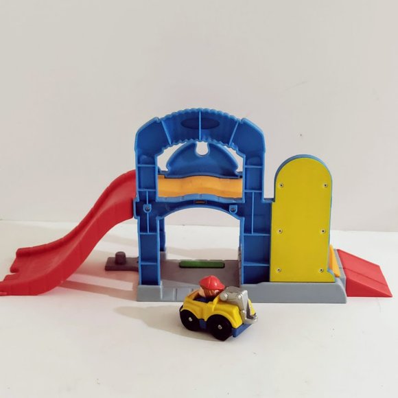 Playskool 2004 Talking Car Wash Ramp with Tow Truck - Picture 3 of 6